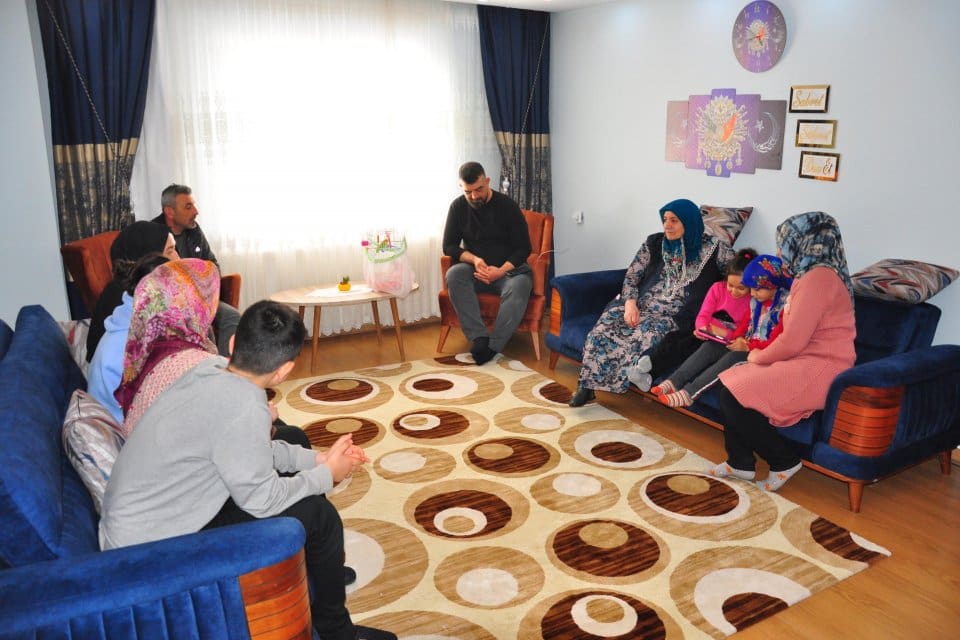 Manisa'dan depremin vurduğu Adıyaman'da gidip, arama-kurtarma &ccedil;alışmalarına katılan belediye iş&ccedil;isi