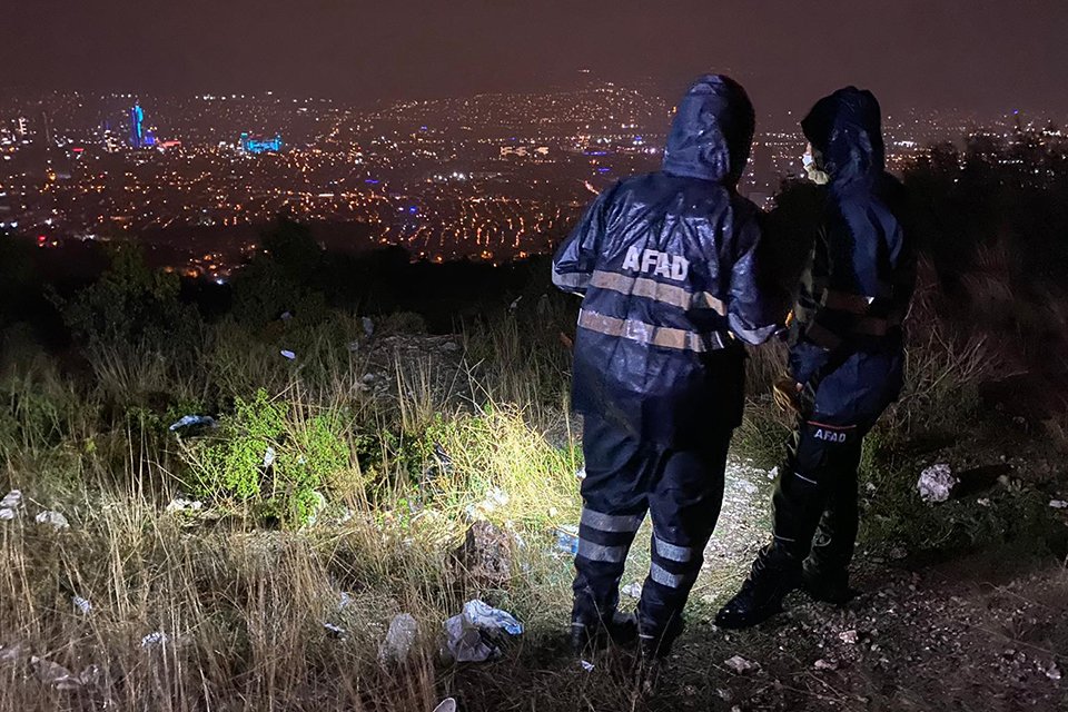 İZMİR’in Bornova ilçesinde, arkadaşlarıyla birlikte Şahin Tepesi mevkisine giden, tuvalet