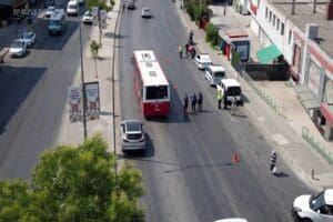İZMİR'in Karşıyaka il&ccedil;esinde dron destekli trafik uygulaması sırasında durdurulan aracın