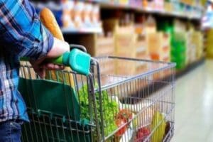 Ge&ccedil;im sıkıntısı &ccedil;eken vatandaşlar farklı marketlerde ucuz &uuml;r&uuml;nlerin peşine d&uuml;şt&uuml;