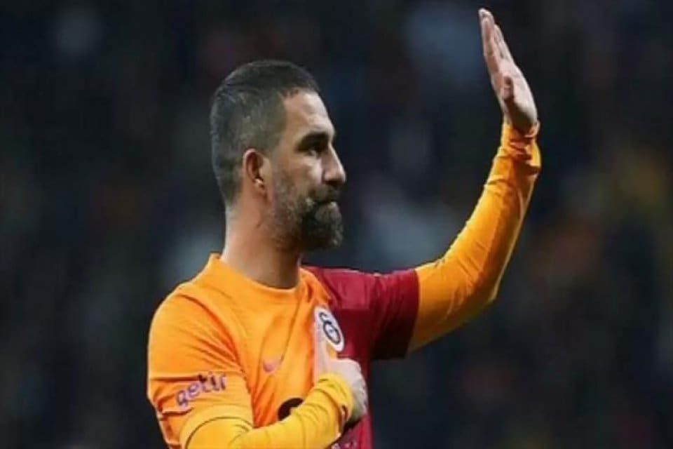 Arda Turan, yayımladığı bir YouTube klibiyle futbolu bıraktığını a&ccedil;ıkladı. Turan,