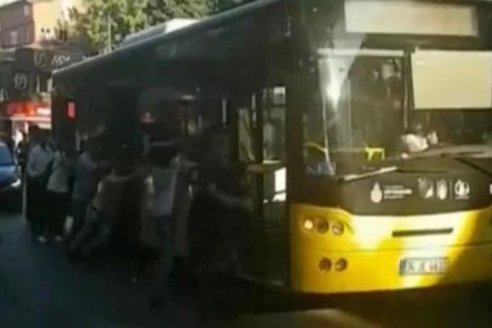 İstanbul &Ccedil;engelk&ouml;y'de İETT otob&uuml;s&uuml; arıza yaptı. Motoru &ccedil;alıştığı halde&nbsp;ilerleyemeyen otob&uuml;s&nbsp;rampadan
