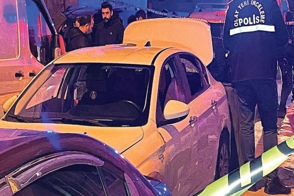 İzmir'in Bayraklı il&ccedil;esinde bir otomobilin arka koltuğunda y&uuml;z&uuml; bezle sarılmış