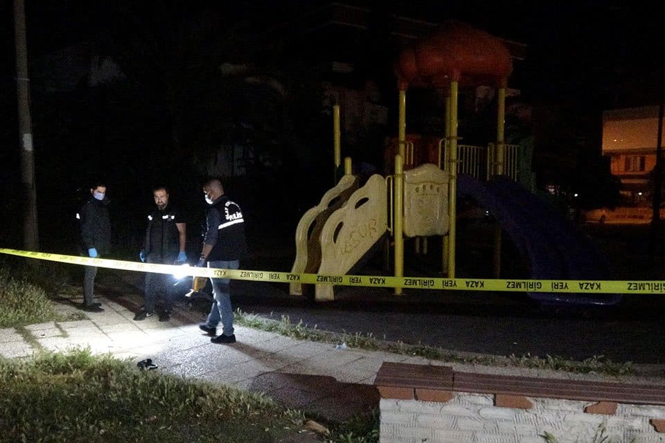 İzmir'in Buca il&ccedil;esinde, arkadaşı Salih Can &Ccedil;etin'i (22) bı&ccedil;aklayarak &ouml;ld&uuml;rd&uuml;ğ&uuml;