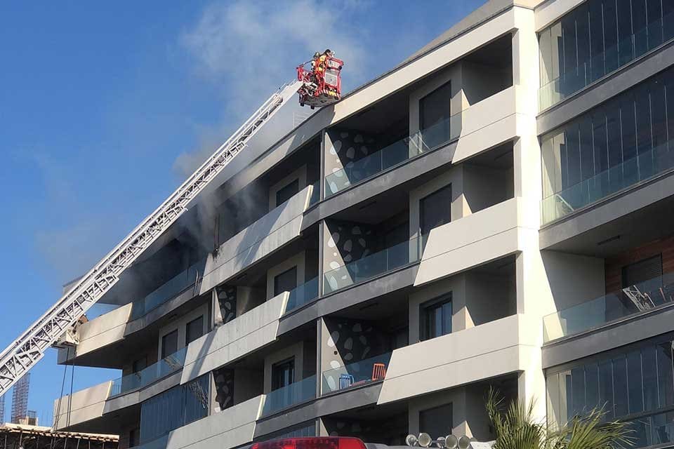 İZMİR'in Gaziemir il&ccedil;esindeki bir apartmanın &uuml;st katında &ccedil;ıkan yangına asans&ouml;rde