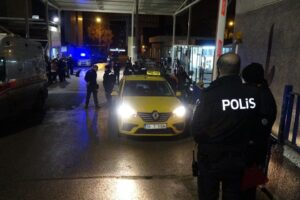 İzmir'in Buca ilçesinde taksinin arkadaşına çarptığını ileri süren A.U., taksi