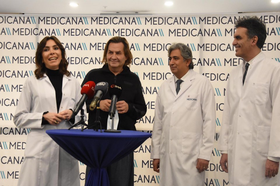 İzmir'de, akciğer kanseri nedeniyle ameliyat olduktan sonra&nbsp;kameraların karşısına ge&ccedil;en sunucu