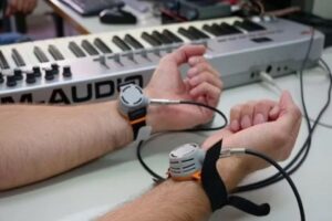 Araştırmacılar, işitme engellilerin müzik dinleyebilmesi için bir cihaz geliştiriyor. İşitme