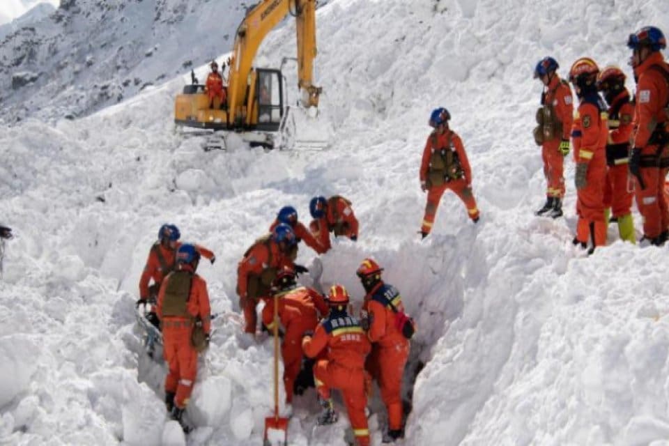 Artvin Yusufeli&rsquo;de kayak yapan vatandaşların &uuml;zerine &ccedil;ığ d&uuml;şmesi sonucu 2