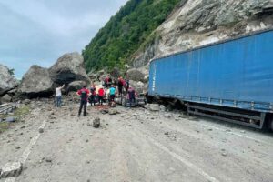 Artvin'in Kemalpaşa il&ccedil;esinde meydana gelen heyelanda yol kenarında park halinde