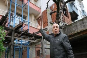 Zonguldak'ın G&ouml;k&ccedil;ebey il&ccedil;esinde balkondan eve girişi sağlayan y&uuml;k asans&ouml;r&uuml;ndeki halatın