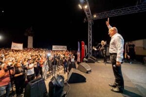 İZMİR'in Aliağa il&ccedil;esinde s&ouml;k&uuml;m&uuml; g&uuml;ndeme gelen Brezilya Donanmasına ait u&ccedil;ak