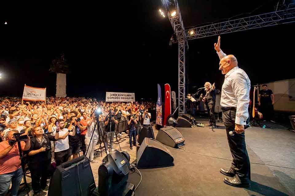 İZMİR'in Aliağa il&ccedil;esinde s&ouml;k&uuml;m&uuml; g&uuml;ndeme gelen Brezilya Donanmasına ait u&ccedil;ak