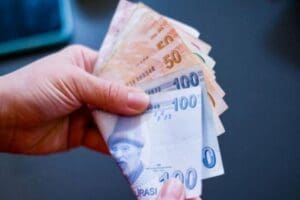 Her yıl bir kez belirlenen asgari &uuml;cretin bu yıl ara