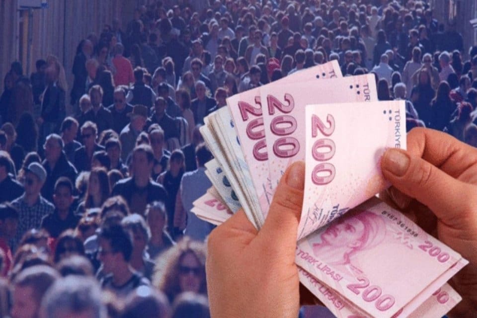 En d&uuml;ş&uuml;k&nbsp;emekli&nbsp;aylığının 7 bin 500 TL'ye &ccedil;ıkarılmasının ardından asgari &uuml;crette