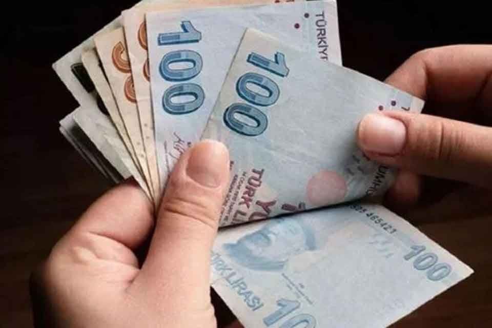 Milyonlarca &ccedil;alışan, yıl sonunun yaklaşmasıyla birlikte asgari &uuml;crete yapılacak zam