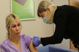 Çin’den getirilen Sinovac firmasının testlerine gönüllü olarak katılıp aşıyı Türkiye’de