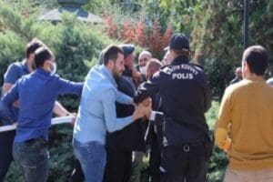 Aşı karşıtlarının Ankara'da d&uuml;zenlediği mitingde HES kodu g&ouml;stermek istemeyen bir