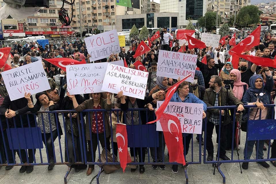 İzmir'de aşı karşıtlarının 'B&uuml;y&uuml;k Uyanış' adı altında d&uuml;zenlediği mitinge katılanlar,
