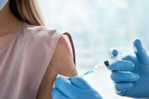 &Uuml;&ccedil;&uuml;nc&uuml; doz i&ccedil;in de onay başvurusunda bulunan Pfizer-BioNTech&rsquo;in yayınladığı yazılı