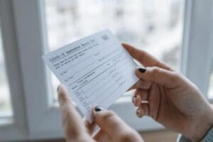 AB i&ccedil;inde seyahatleri kolaylaştıracak aşı sertifikası, resmen yasalaştı. Aşı sertifikası