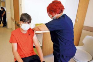 Aşı hakkı tanınan 15 yaş ve &uuml;zeri gen&ccedil;ler, gittikleri sağlık