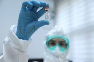 FDA ve Pfizer/BioNTech aşıların tam doz uygulanması gerektiğini açıkladı. FDA’dan