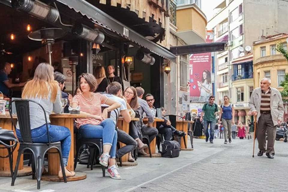 T&uuml;rkiye'de salgınla m&uuml;cadele kapsamında s&uuml;rd&uuml;r&uuml;len aşı &ccedil;alışmaları, vaka sayısında azalma