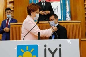 Aşık Mahzuni Şerif&rsquo;in oğlu Emrah Mahzuni, İYİ Parti &uuml;yeliğini sonlandırdığını