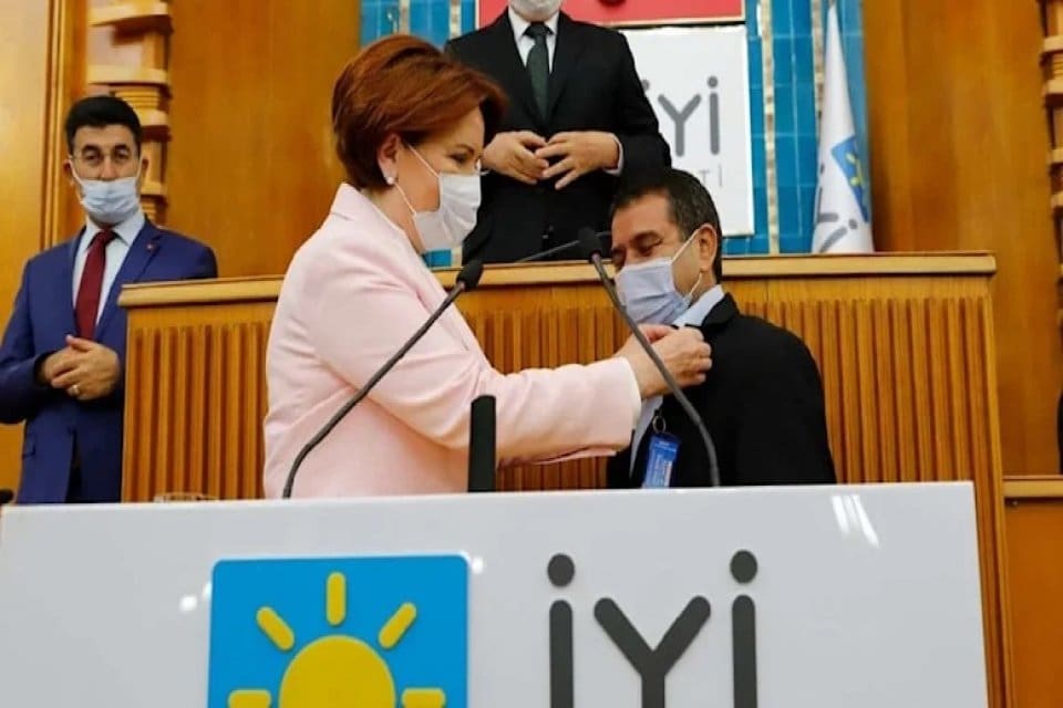 Aşık Mahzuni Şerif&rsquo;in oğlu Emrah Mahzuni, İYİ Parti &uuml;yeliğini sonlandırdığını