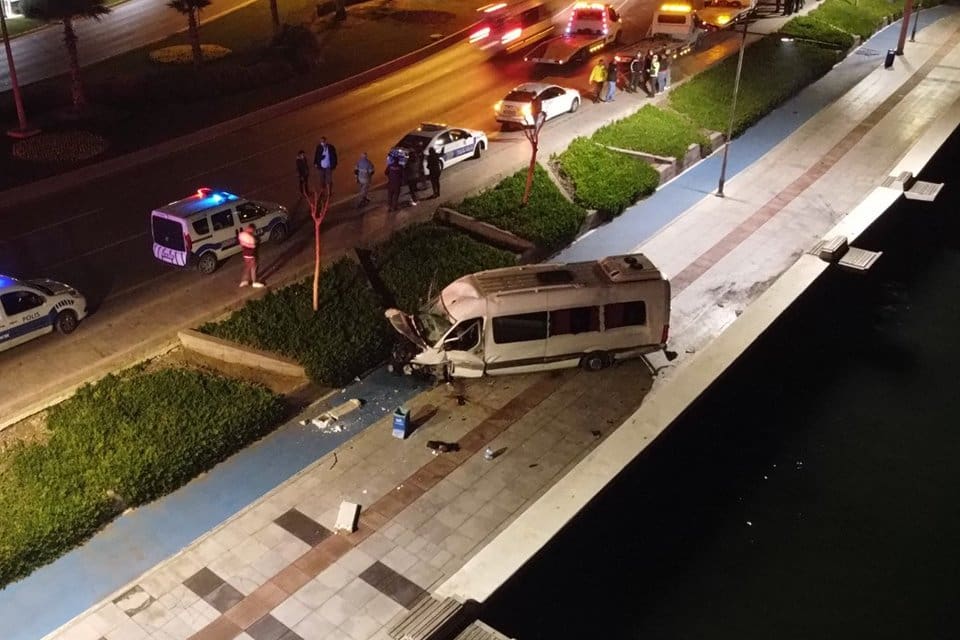 İzmir'in Bal&ccedil;ova il&ccedil;esinde iddiaya g&ouml;re aşırı hız ve dikkatsizlik sonucu