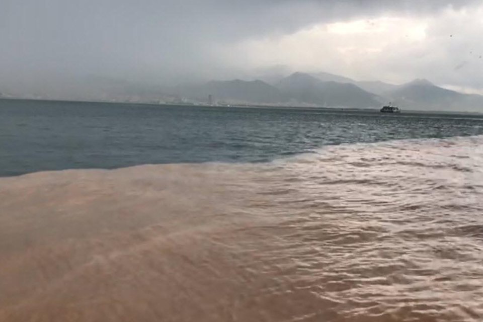 Karşıyaka ilçesi Bostanlı semtinde ise yağıştan dolayı akan çamurlu suyla