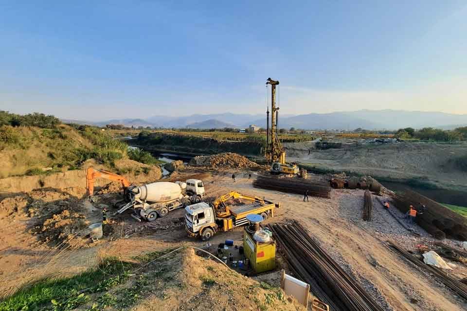İzmir B&uuml;y&uuml;kşehir Belediyesi kentin bir&ccedil;ok il&ccedil;esinde aşırı yağışlar nedeniyle yıkılan