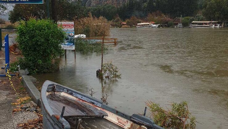 Aşırı yağıştan su kanalı taştı, restoranları su altında kaldı