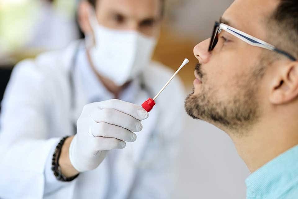 Aşı olmayanlara, seyahat, etkinlik, işyeri ve okullarda PCR test zorunluluğu