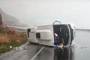 Şırnak'ta askeri personeli taşıyan otob&uuml;s&uuml;n şarampole devrilmesi sonucu 2 asker
