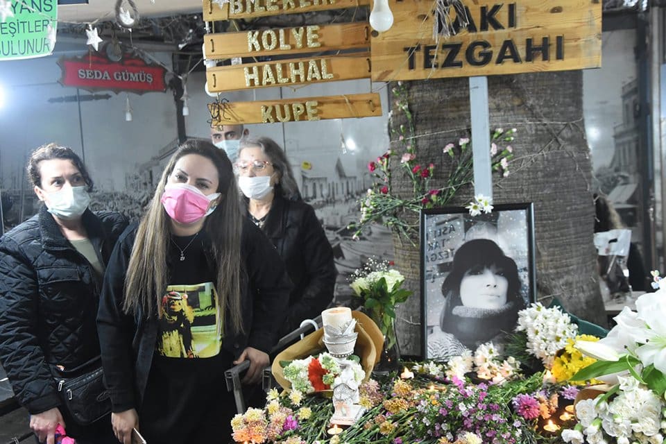 İzmir&rsquo;de, takı satarak ge&ccedil;imini sağlayan ve sosyal medya hesabından bir