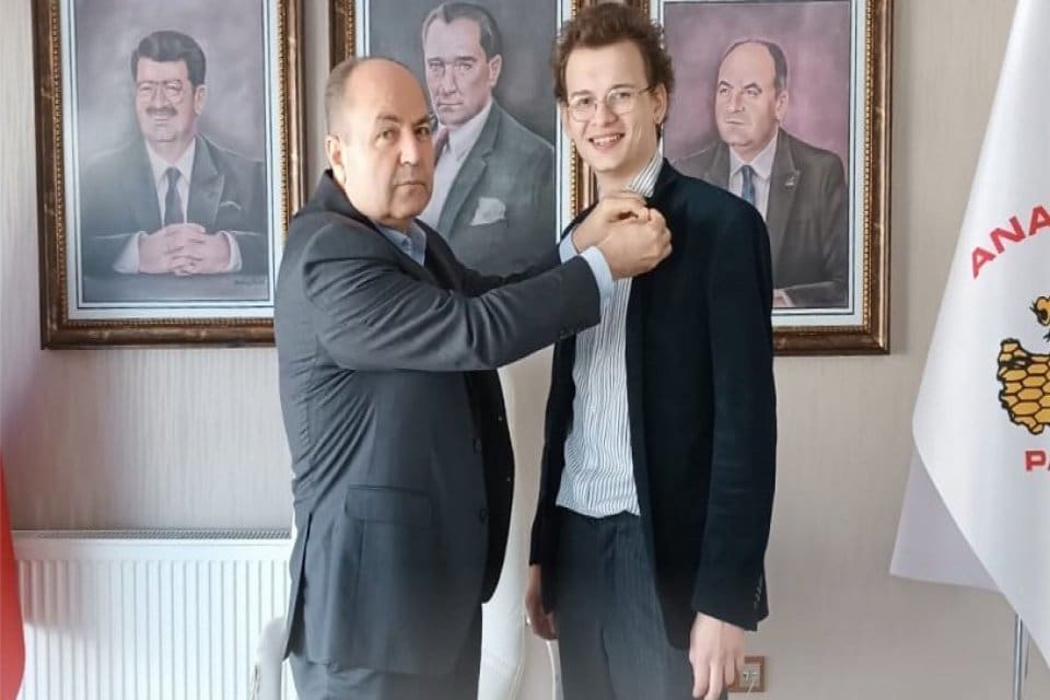 Liberal Demokrat Parti'den ayrılan Asrın Tok ANAP'a ge&ccedil;ti. Tok, ANAP'ın