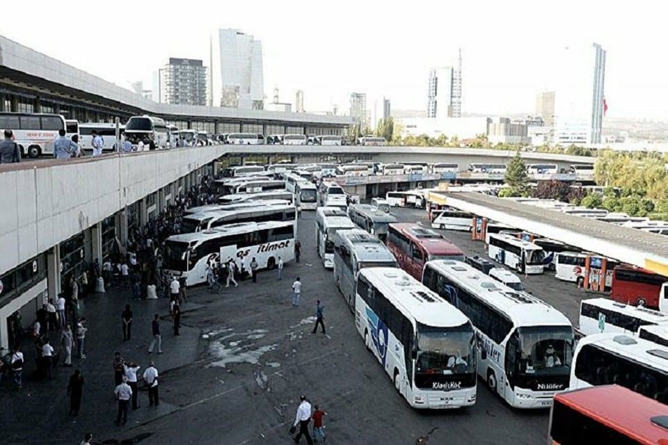 Ankara Şehirlerarası Terminal İşletmesi&rsquo;nde (AŞTİ) bir peronda bulunan ş&uuml;pheli paket,