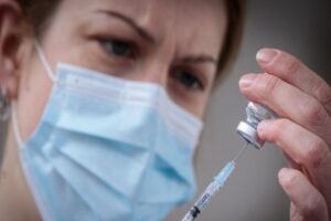 İngiltere&rsquo;de 7 kişi AstraZeneca tarafından geliştirilen corona vir&uuml;s aşısını olduktan