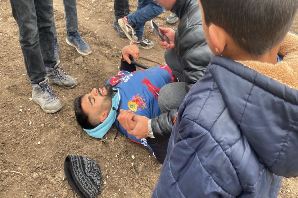 Kars'ta yapılan at yarışını kazandıktan sonra yere yığılan Burak Hışır,