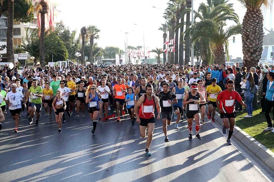 Karşıyaka Belediyesi tarafından geleneksel hale getirilen Ata&rsquo;dan Ana&rsquo;ya Saygı Koşusu,