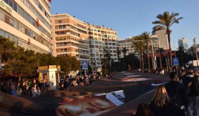 'Ata'ya Saygı Yürüyüşü'nde 350 metrelik poster taşındı
