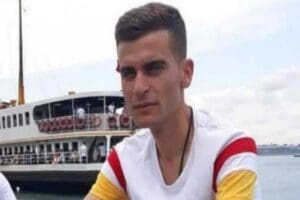 Mersin&rsquo;de yaşayan ve ataması yapılmadığı i&ccedil;in seyyar satıcılık yapan 32
