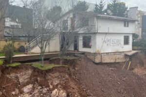 Ataşehir'de d&uuml;n sabah erken saatlerde bir inşaatın istinat duvarı, bitişiğindeki