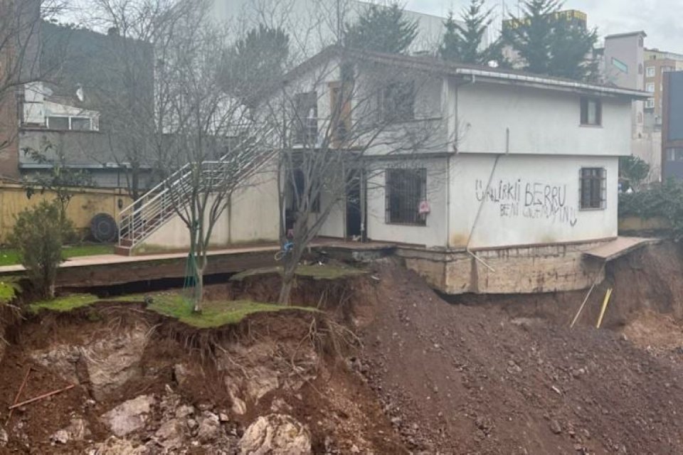 Ataşehir'de d&uuml;n sabah erken saatlerde bir inşaatın istinat duvarı, bitişiğindeki