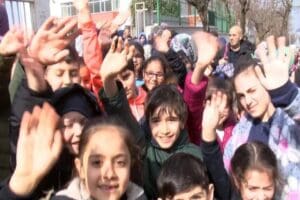 Ataşehir Celal Yardımcı İlkokulu'nda &ccedil;atlaklar bulunduğunu &ouml;ne s&uuml;ren veliler eylem