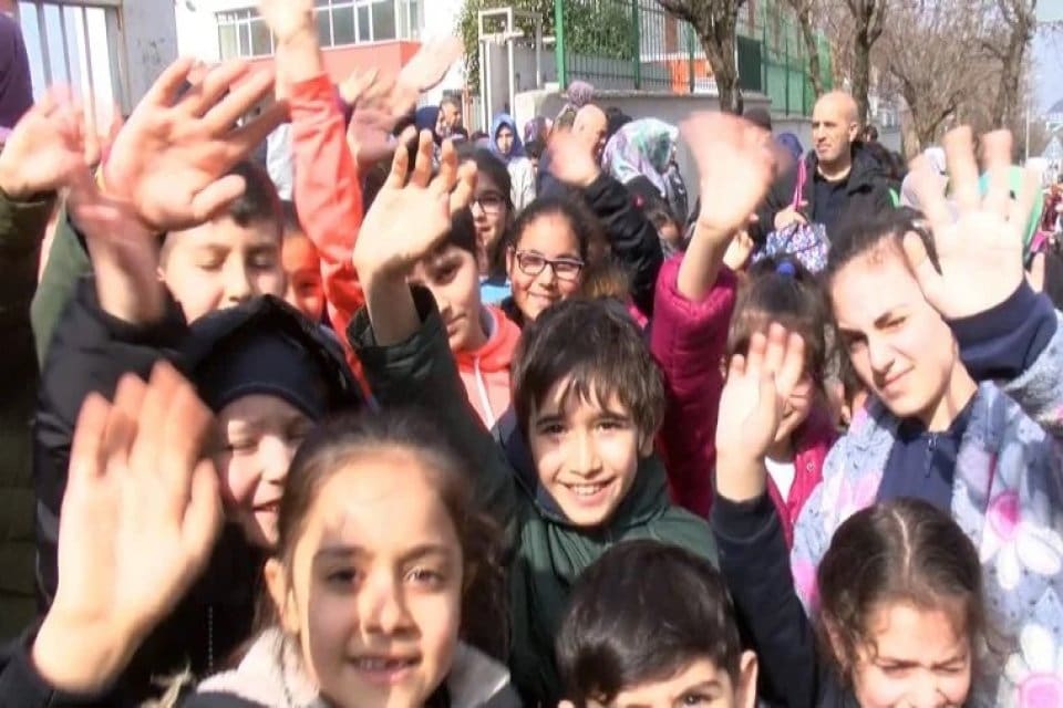 Ataşehir Celal Yardımcı İlkokulu'nda &ccedil;atlaklar bulunduğunu &ouml;ne s&uuml;ren veliler eylem