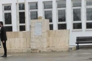 Malatya&rsquo;nın Yeşilyurt il&ccedil;esinde Kernek Anadolu Lisesi'nin bah&ccedil;esindeki Atat&uuml;rk b&uuml;st&uuml;ne y&ouml;nelik