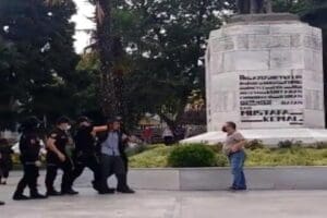 Bursa'da atlı Atat&uuml;rk heykelinin bulunduğu mermer kaideye &ccedil;eki&ccedil;le zarar vermeye